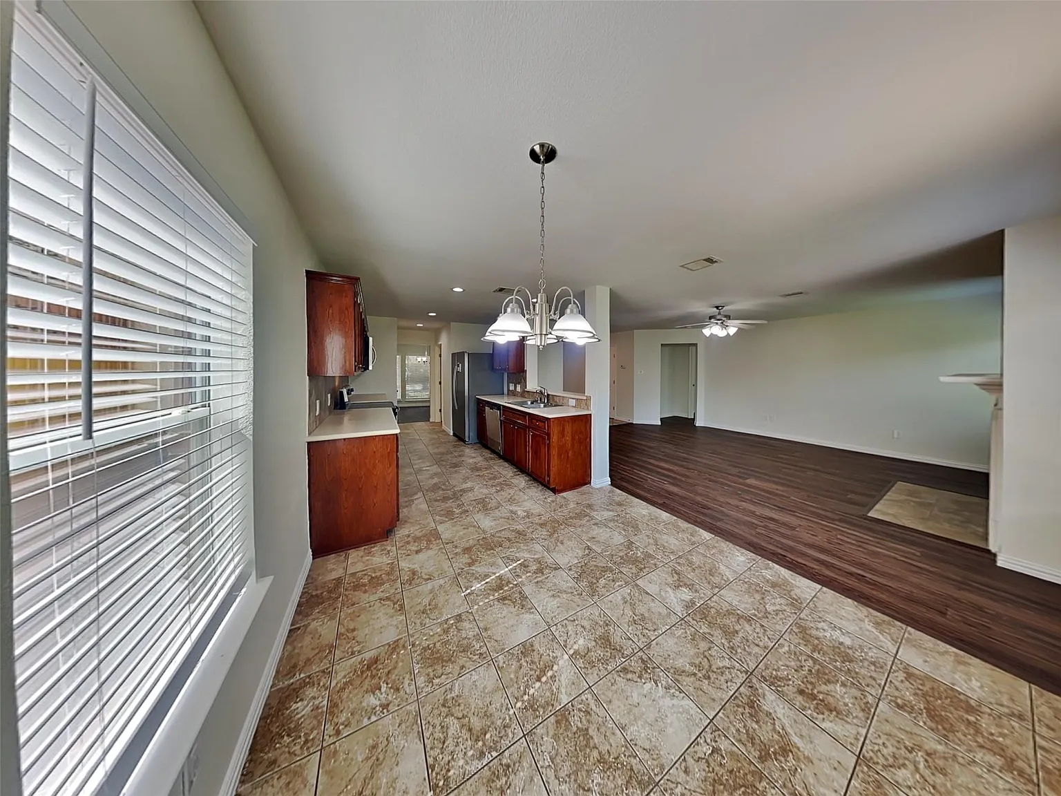 4 bed, 2.5 bath, 2464 sqft, $2,095 — Photo 3