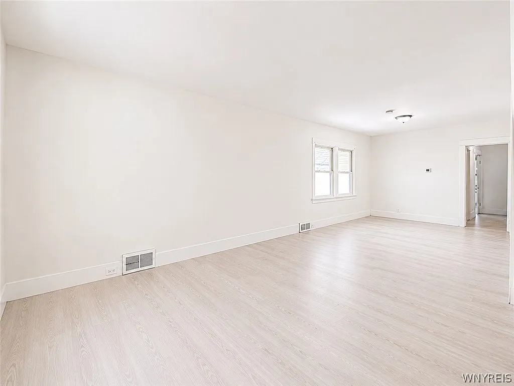3 bed, 1.0 bath, 1054 sqft, $1,400 — Photo 4