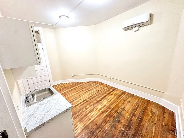 105 Bank St — Photo 16