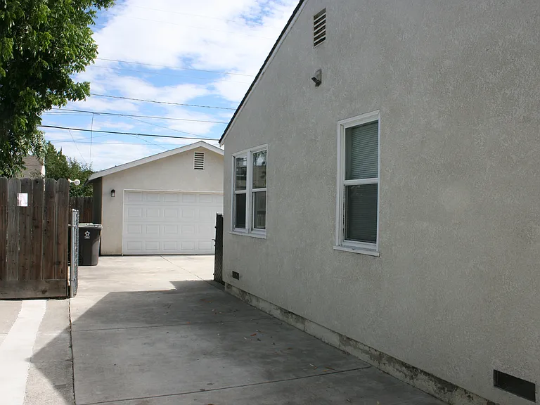 1460 Oxford Way — Photo 2