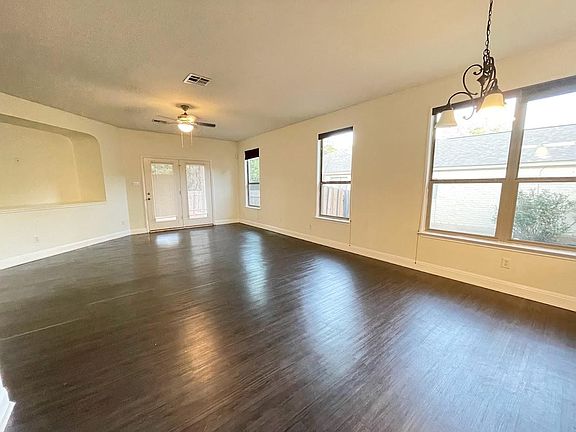 4th image of 4412 Woodstock Dr