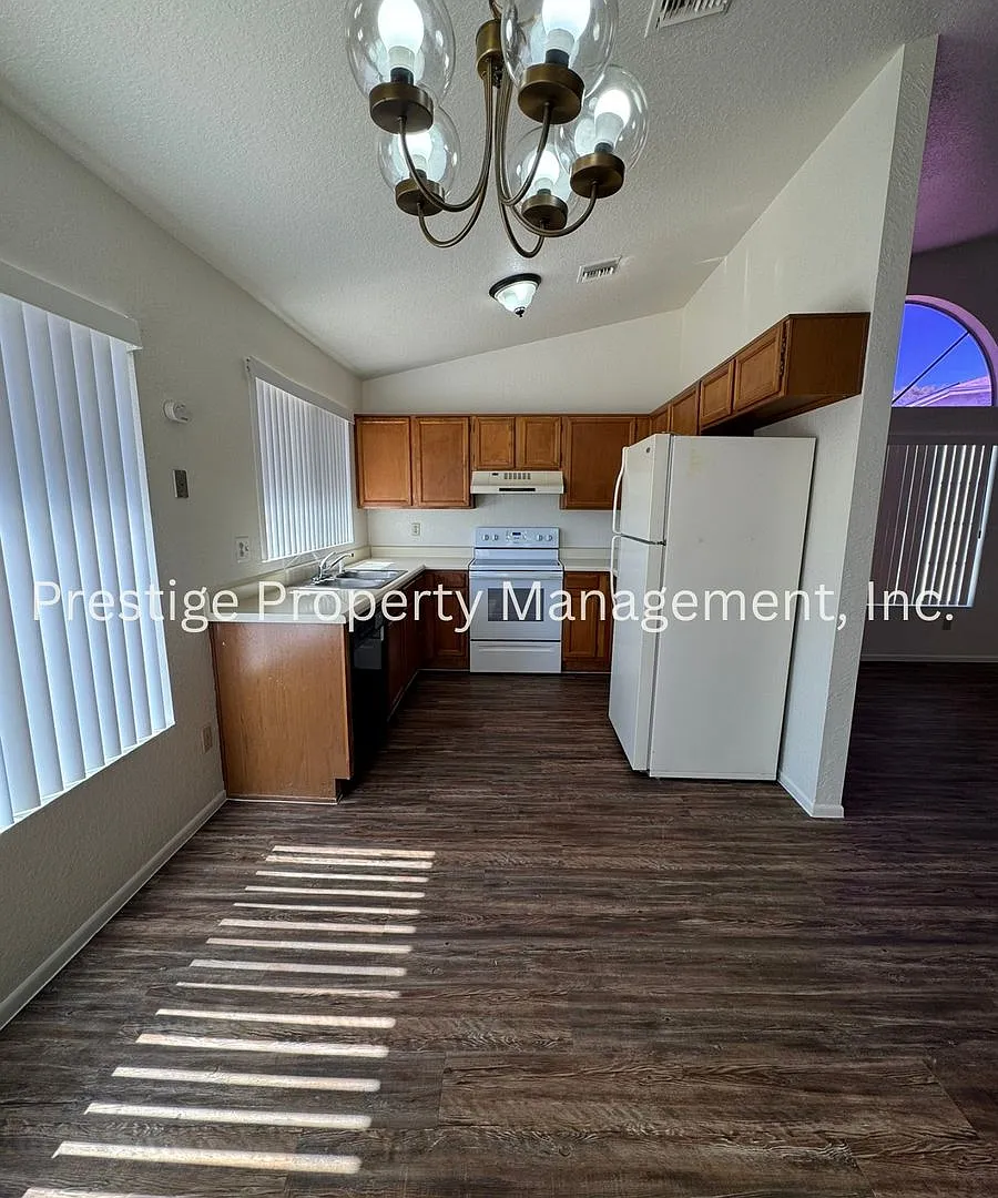Very Cute South West Side 3/2!! Call Now! — Photo 2