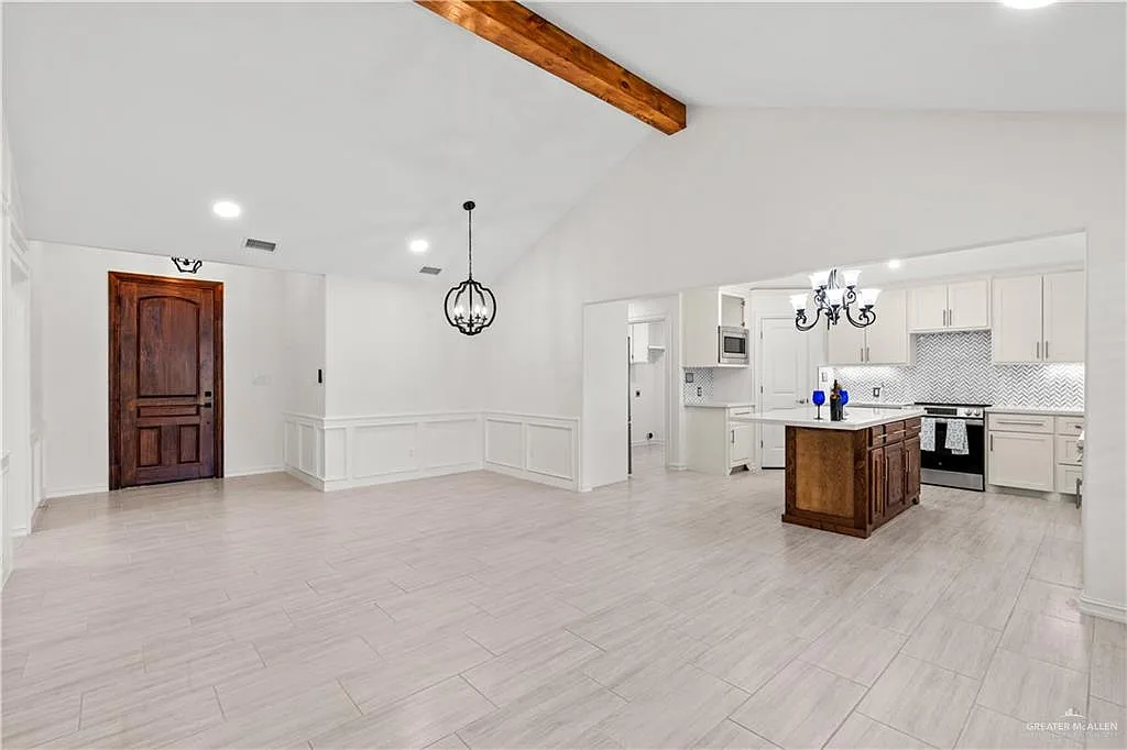 3 bed, 2.0 bath, 1636 sqft, $2,300 — Photo 3
