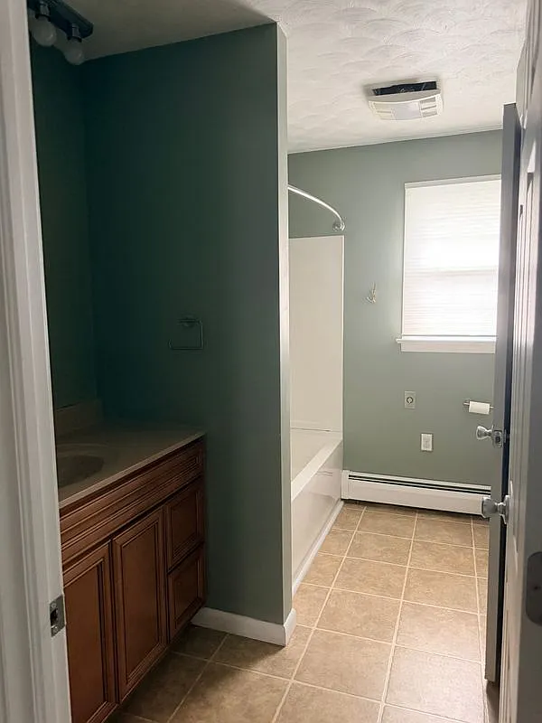 3 bed, 3.0 bath, 2663 sqft, $2,700 — Photo 2