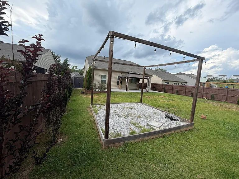 130 Caledonia Dr — Photo 33