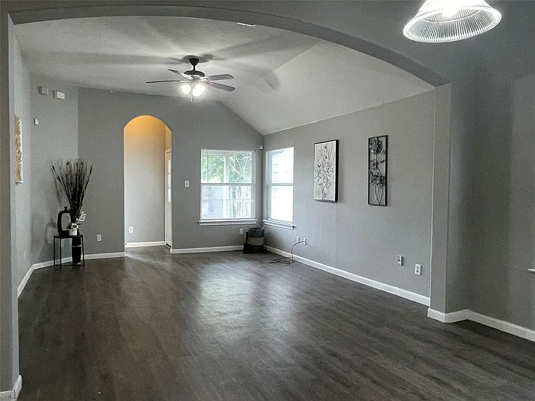 811 Forest Hillside Ln — Photo 9