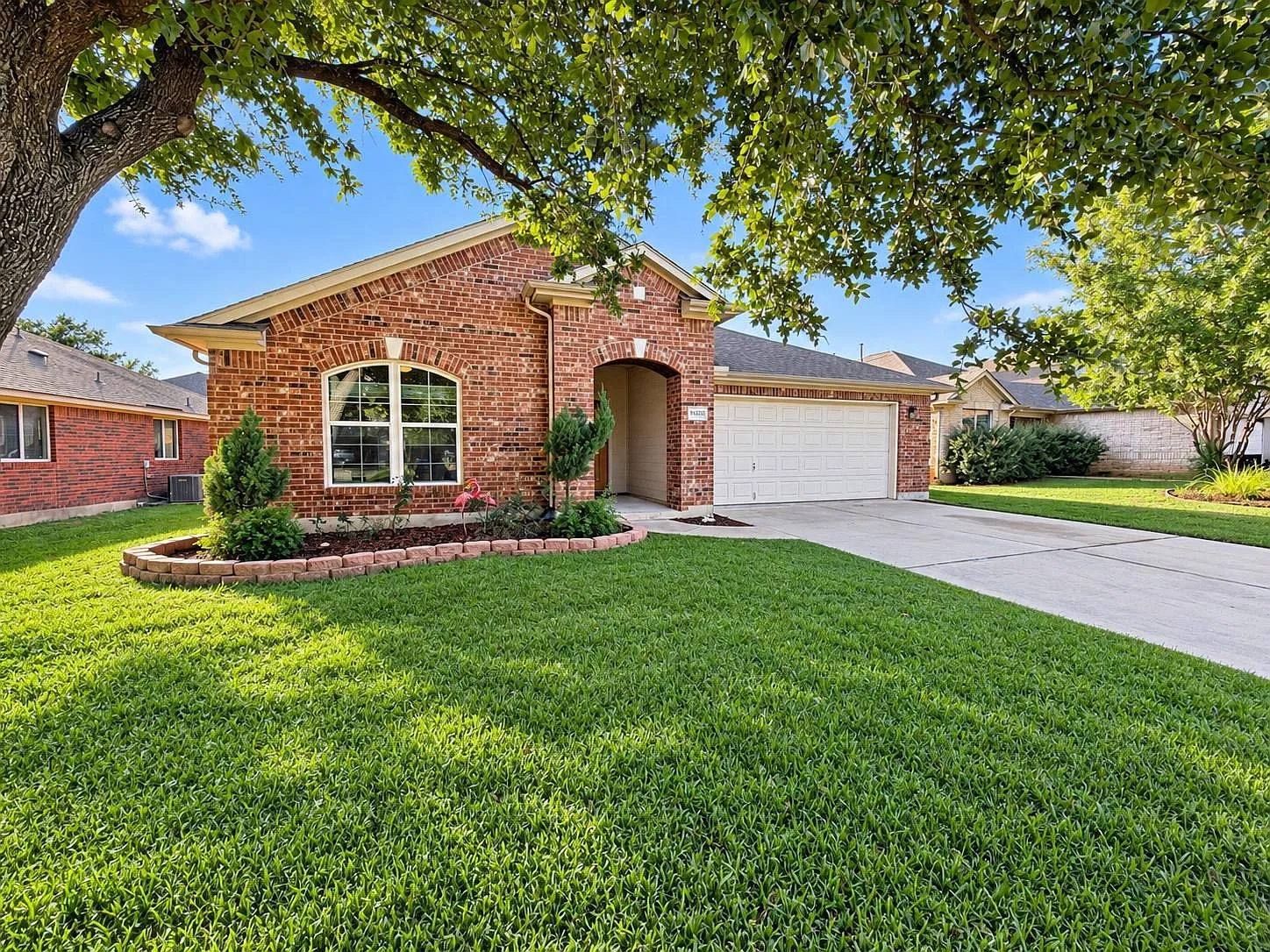 3 bed, 2.0 bath, 2335 sqft, $2,400 — Photo 2