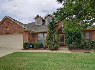 70 Lucas Ln, Edgecliff Village, TX 76134