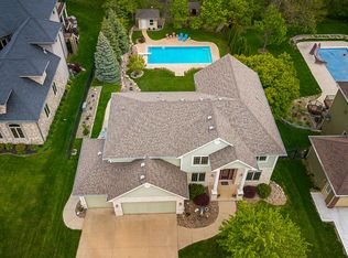 9509 Century Woods Cir, Johnston, IA 50131