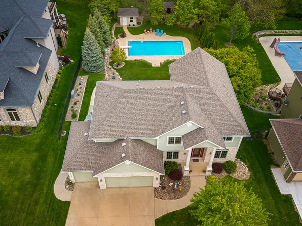 9509 Century Woods Cir, Johnston, IA 50131