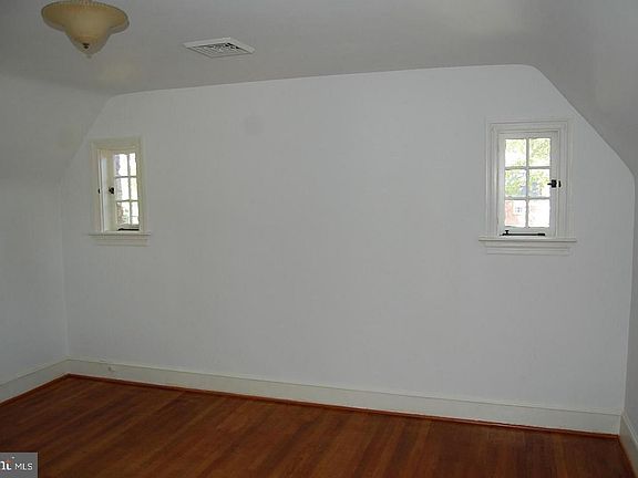 4th image of 400 Meadow Ln