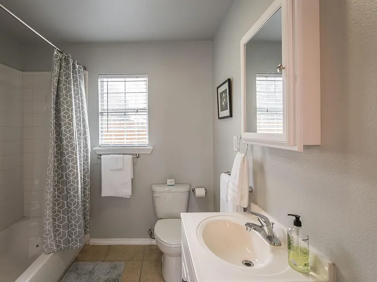 709 Marshall St #B — Photo 6