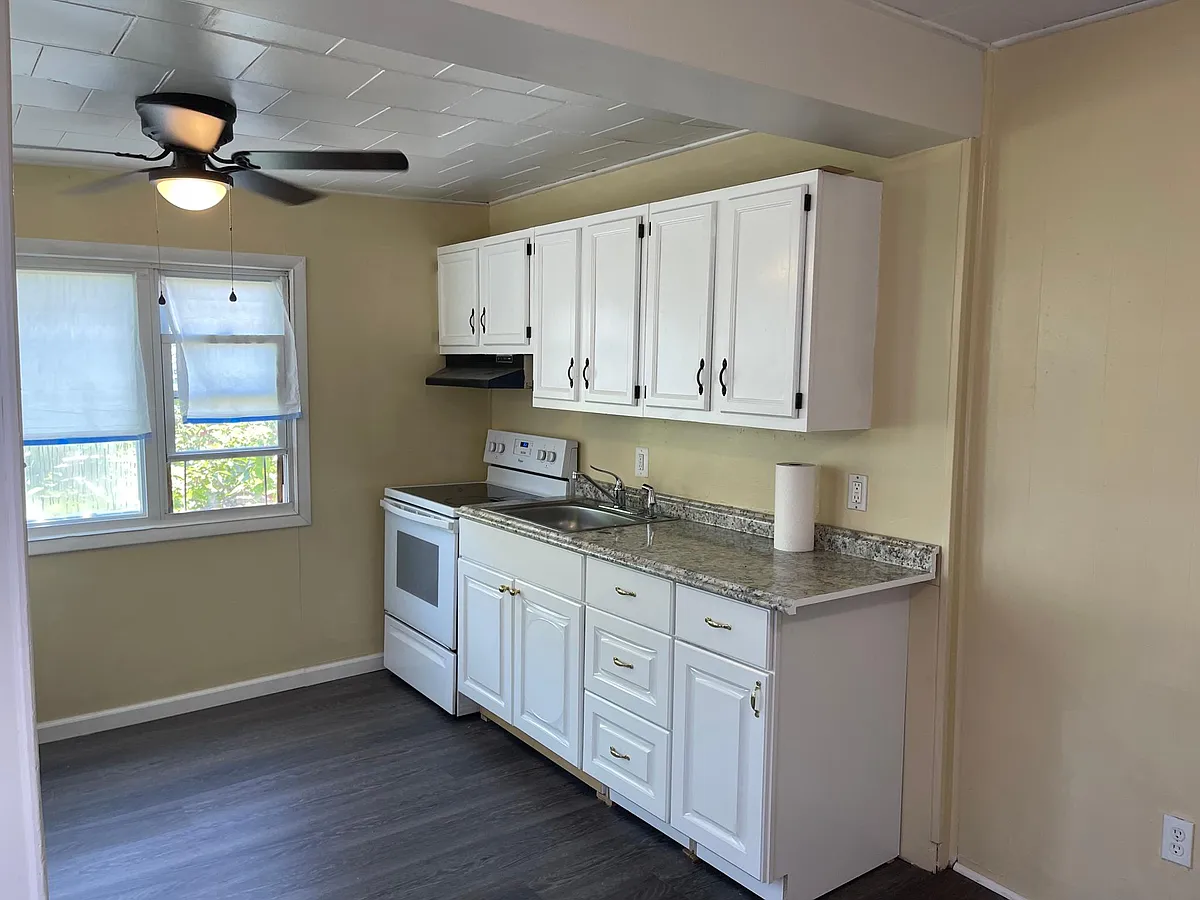 Building Photo - 140 S 12th St #2