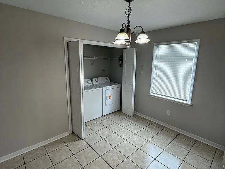 1315 Louisville St — Photo 7