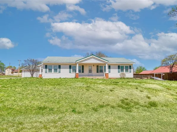 323 S Phillips Ave, Leedey, OK 73654