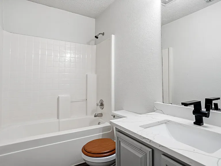 7103 Greenspoint Dr — Photo 8