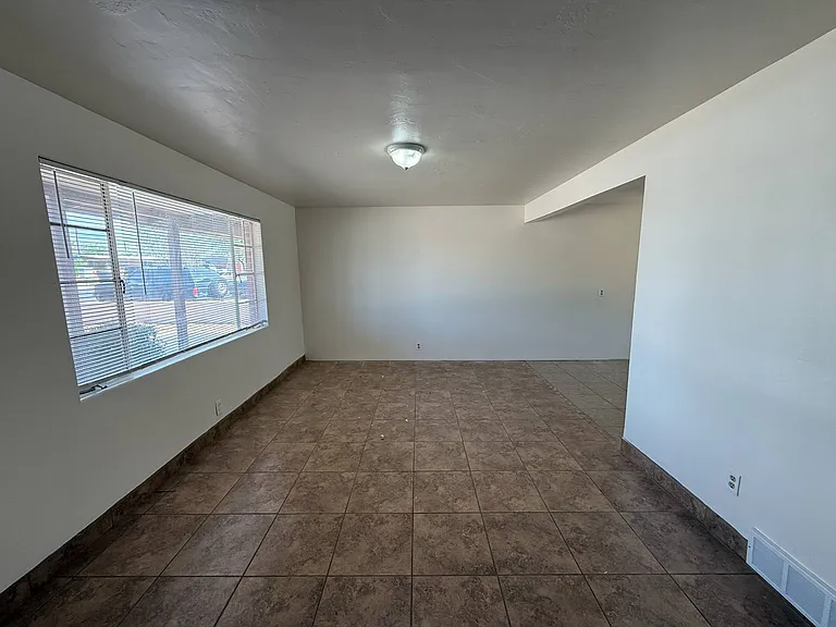 1325 N Venice Ave — Photo 9