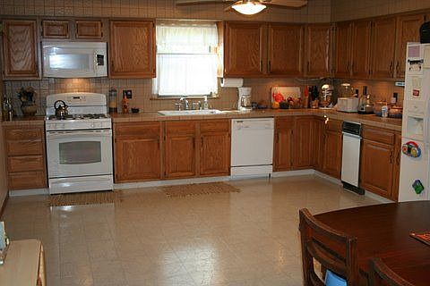 Large Eat-In Kitchen