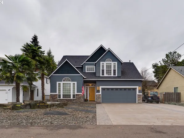 876 SE Locust St, Dundee, OR 97115