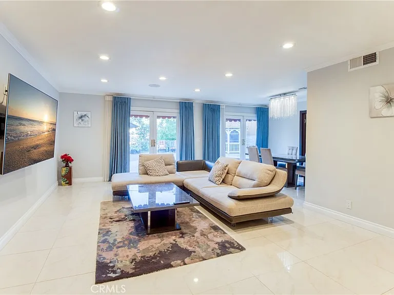 7796 Skyhill Dr — Photo 6