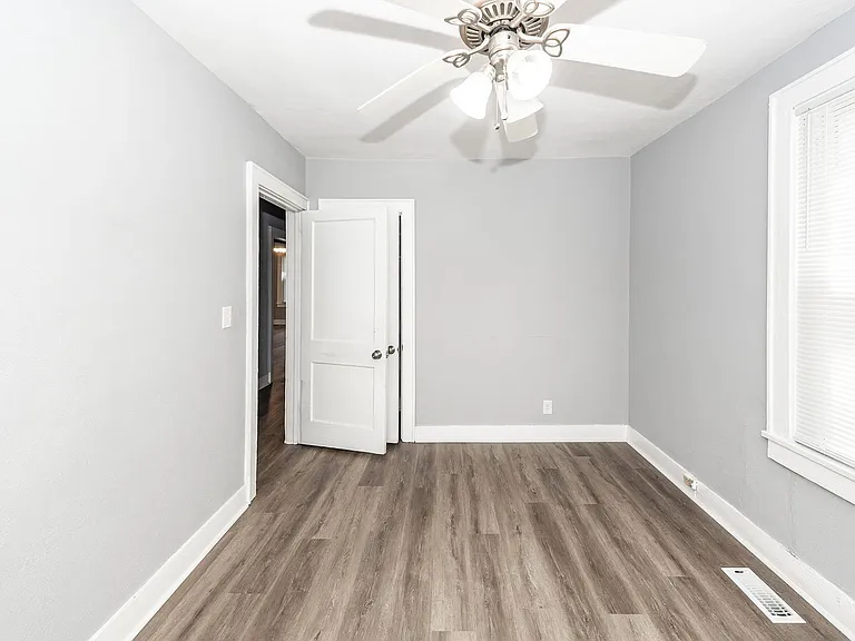 2620 Woodlawn Ave — Photo 22