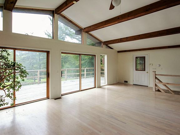 4th image of 31 Pond Ln
