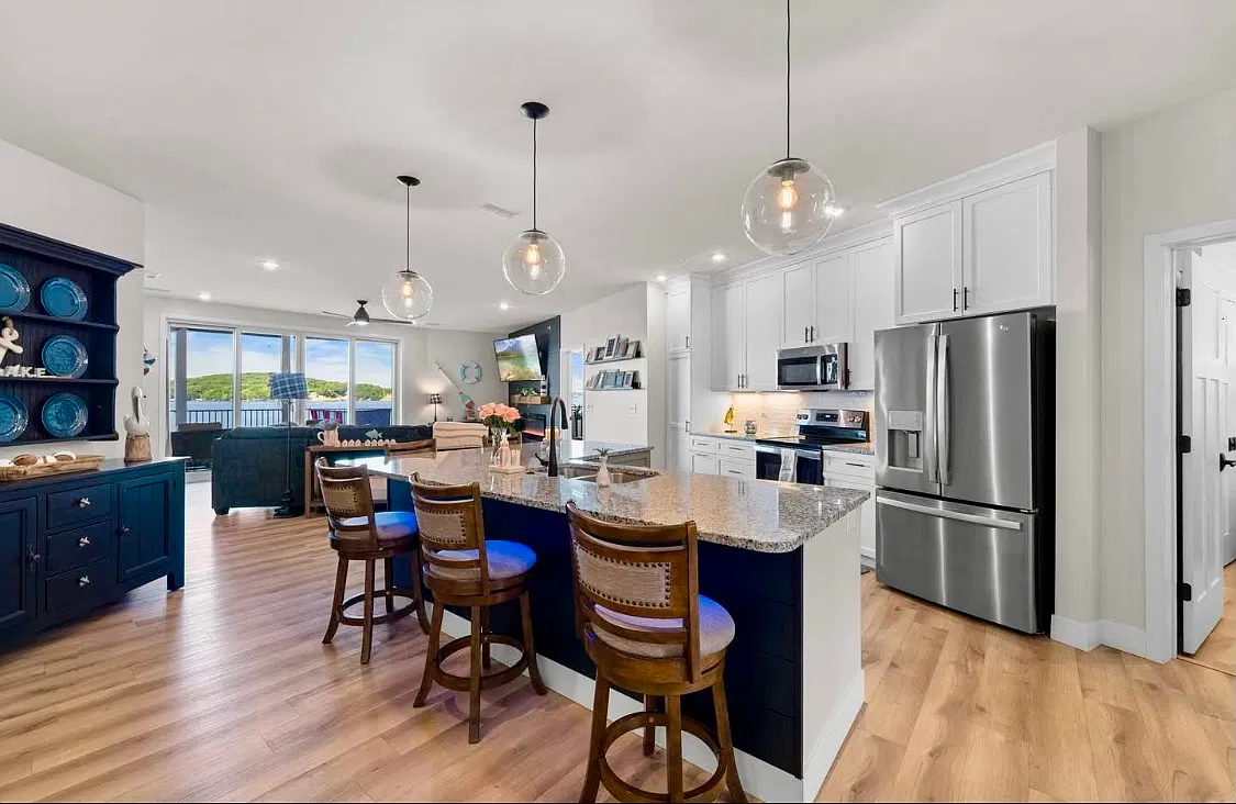 4 bed, $2,900 — Photo 4