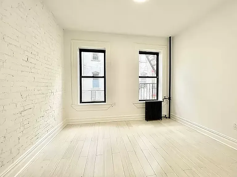 229 E 10th St #1 — Photo 4