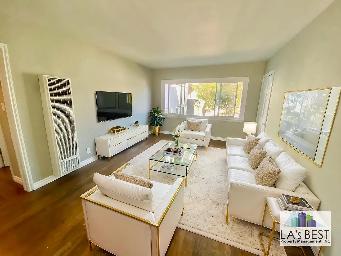 Bright Upper-Level 1-Bedroom Apartment with Parking Included — Photo 3