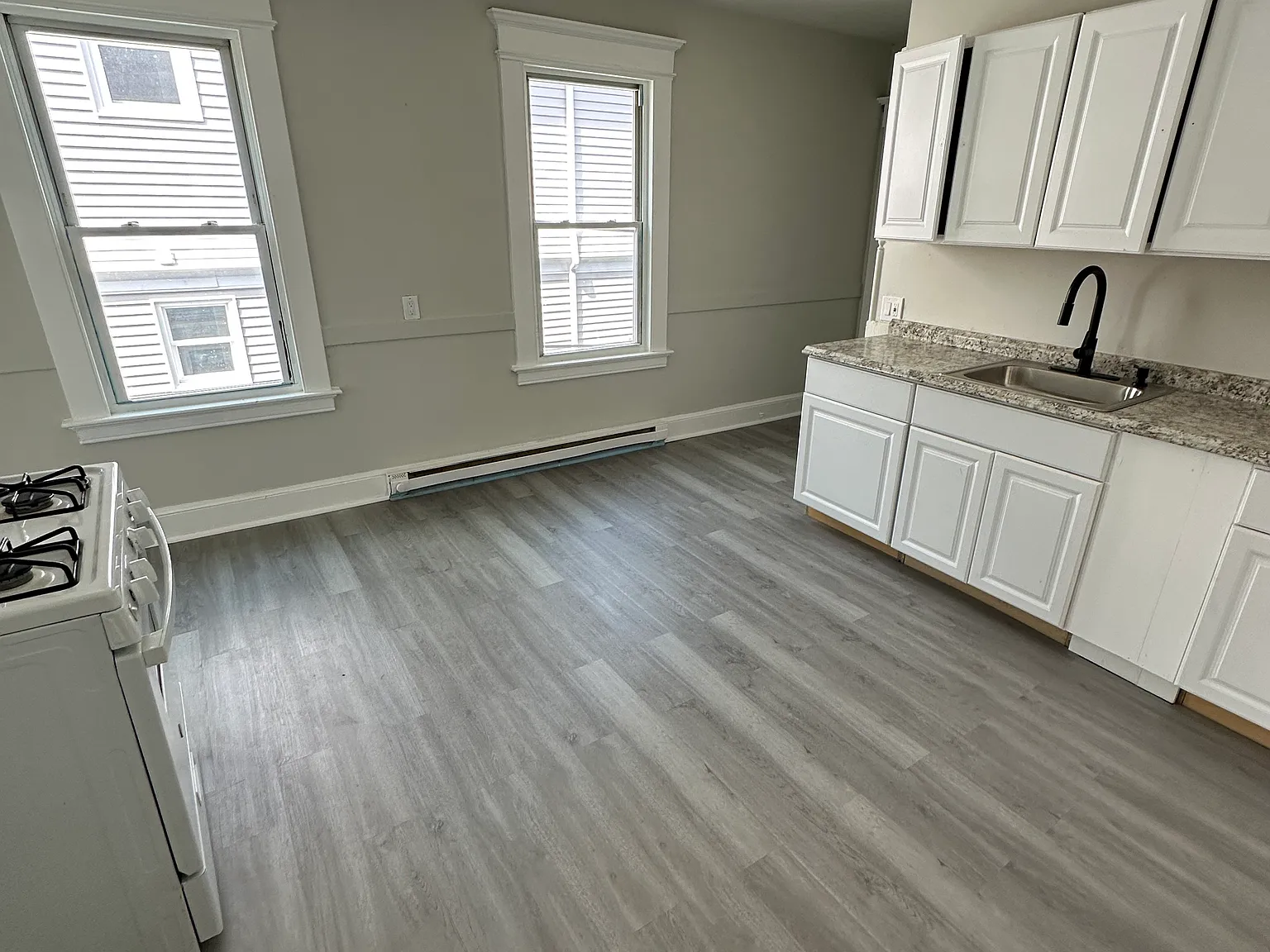 3 bed, 850 sqft, $1,349 — Photo 2