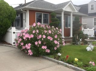 27 Flint Rd, Amity Harbor, NY 11701