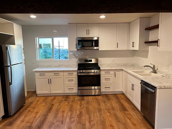 Kitchen with brand new appliances!