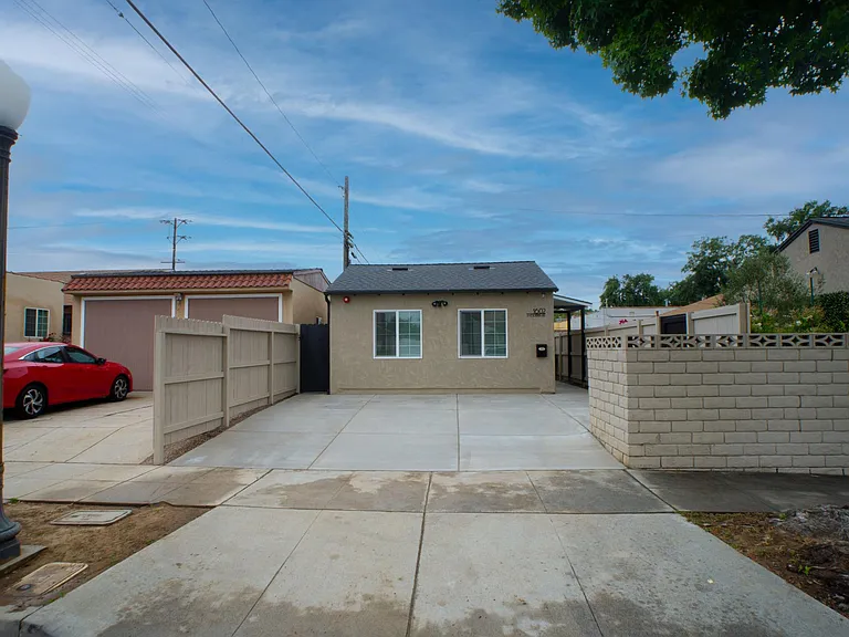 1602 La Golondrina Ave — Photo 2
