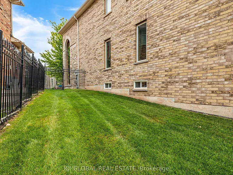 2395 Lyndhurst Dr — Photo 45