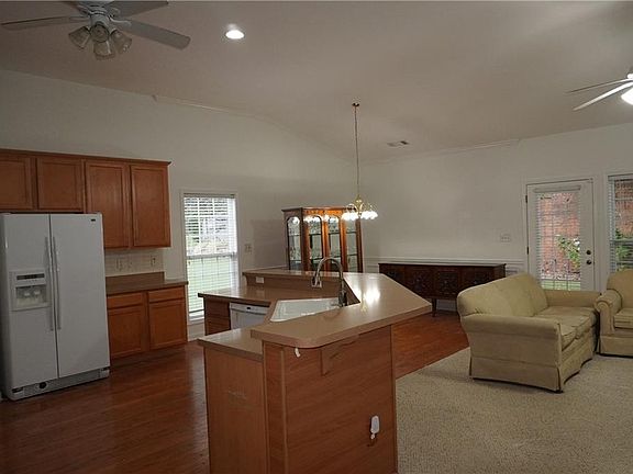 3rd image of 2219 Alnwick Dr