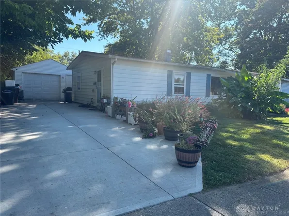 210 Prentice Dr, New Carlisle, OH 45344