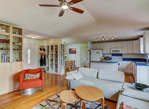 5th image of 4021 Old Oak Ln
