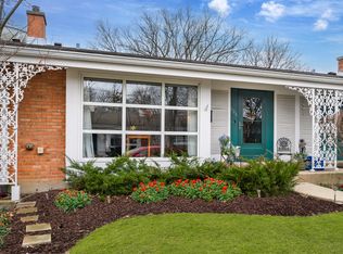 606 Carriage Hill Dr, Glenview, IL 60025