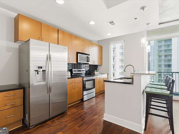 5th image of 44 Peachtree Pl NW Unit 1527