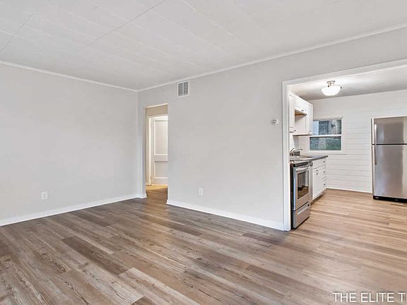 5th image of 728 Emerald Ave NE