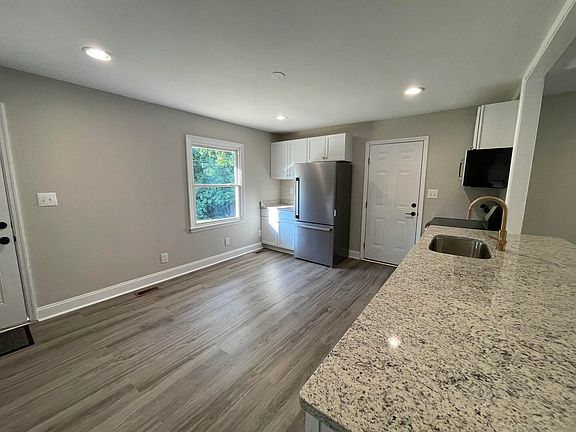 5th image of 3255 Sutherland Dr