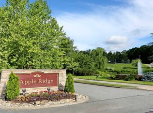 180 Van Winkle Ln, Mahwah, NJ 07430