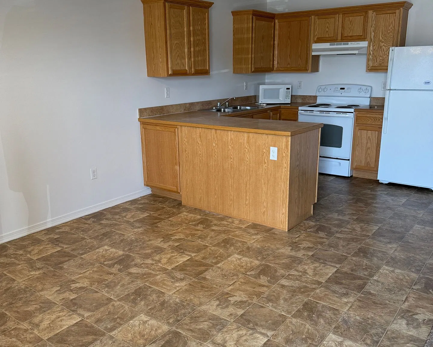 Centrally located, Cozy 2 Bedroom 1 Bath — Photo 2