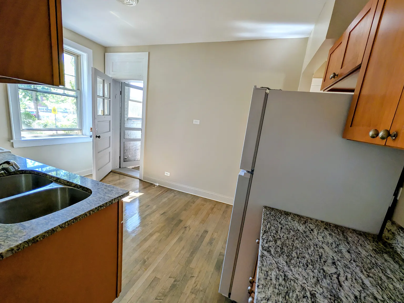 6703 N Greenview Ave — Photo 2