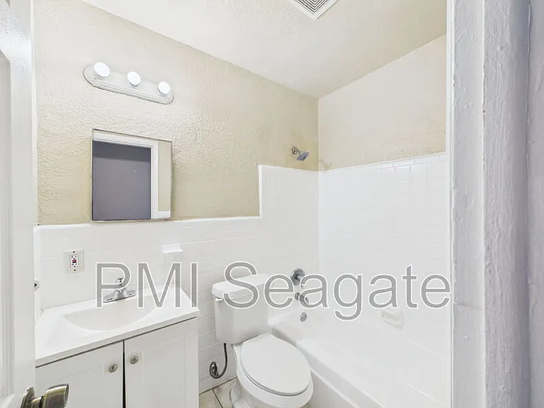 2711 NW 1st St #4 — Photo 9