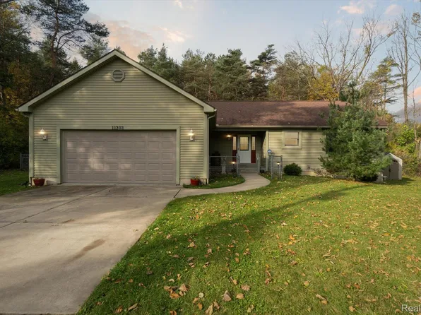 11202 Fenton Rd, Fenton, MI 48430