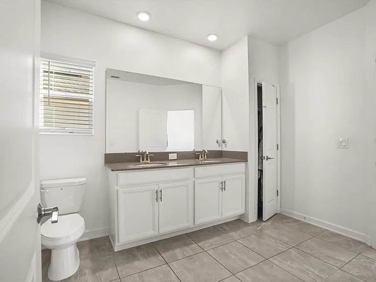 2999 Addison Blvd — Photo 16