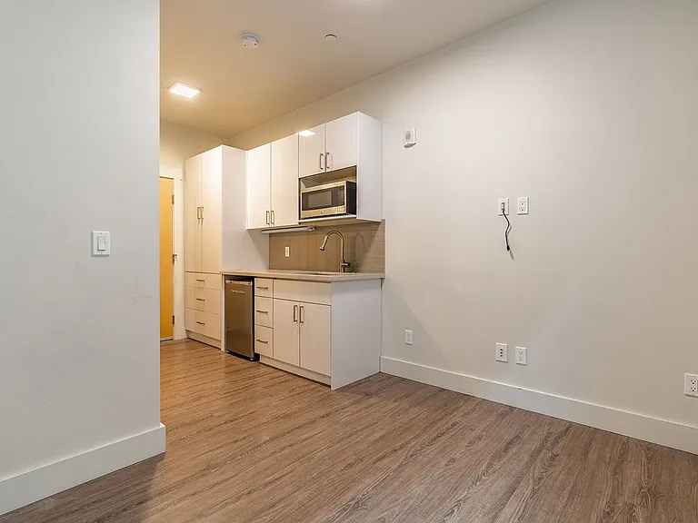 1722 Summit — Photo 8
