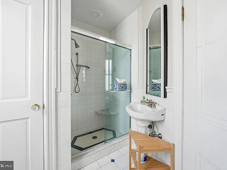 346 E Union St — Photo 30
