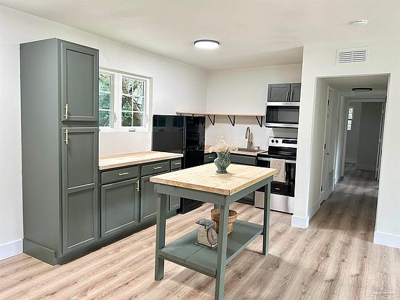 3rd image of 8 Pleasant Ave